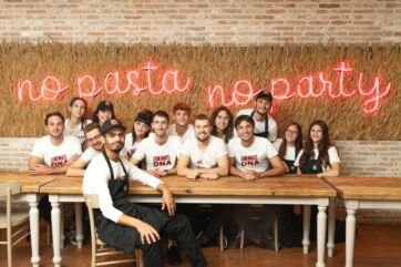 Team Miscusi al ristorante. No pasta no party al neon, pasta fresca e persone al centro.