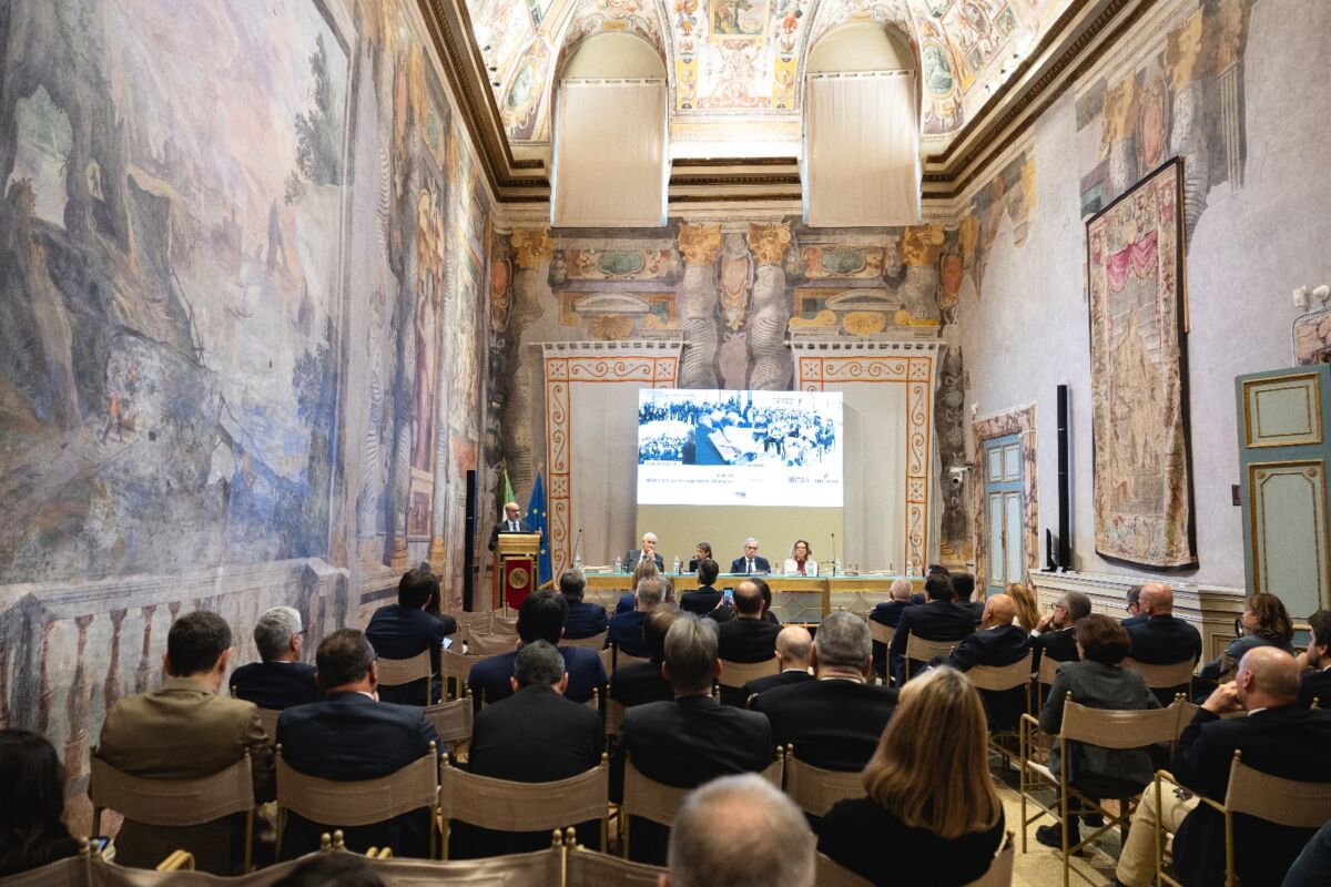 Convegno sulla birra: sala affrescata con pubblico e relatori. Mercato birra in salute.