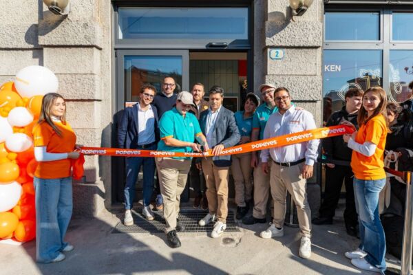 Inaugurazione Popeyes a Padova. Taglio del nastro per il pollo fritto della Louisiana in Veneto.
