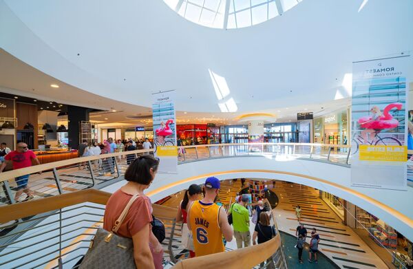 Food Court RomaEst: interno del centro commerciale con ristoranti e persone.