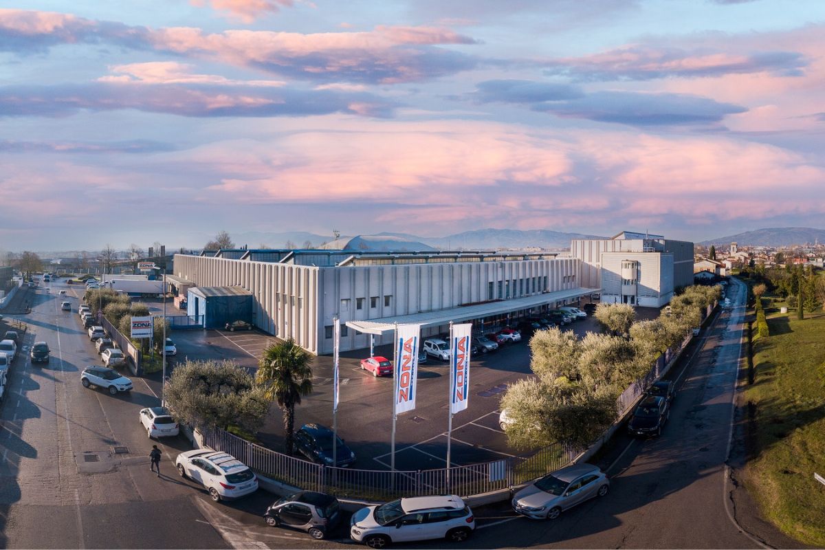 S.I.D.AL.: vista aerea stabilimento e parcheggio auto. Rendicontazione di Sostenibilità e impegno ambientale.