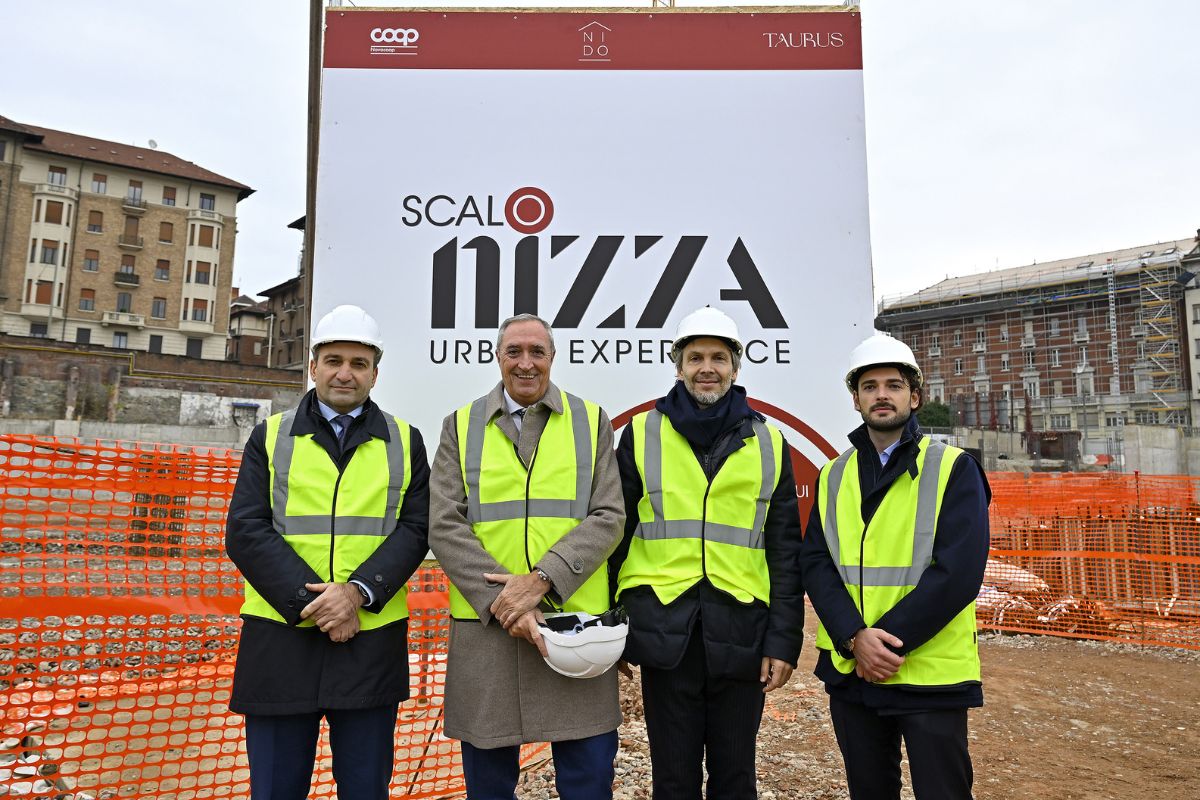 Scalo Nizza, Torino: nuova area commerciale e residenziale. Ingegneri con caschi e giubbotti di sicurezza.