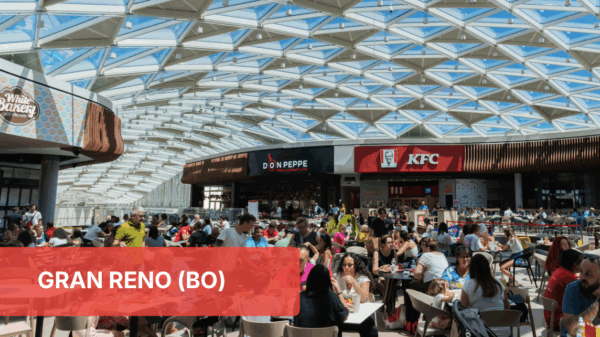 Area food Gran Reno (BO). Ristoranti e persone sedute. Food court, ristorazione, classifica top 30.
