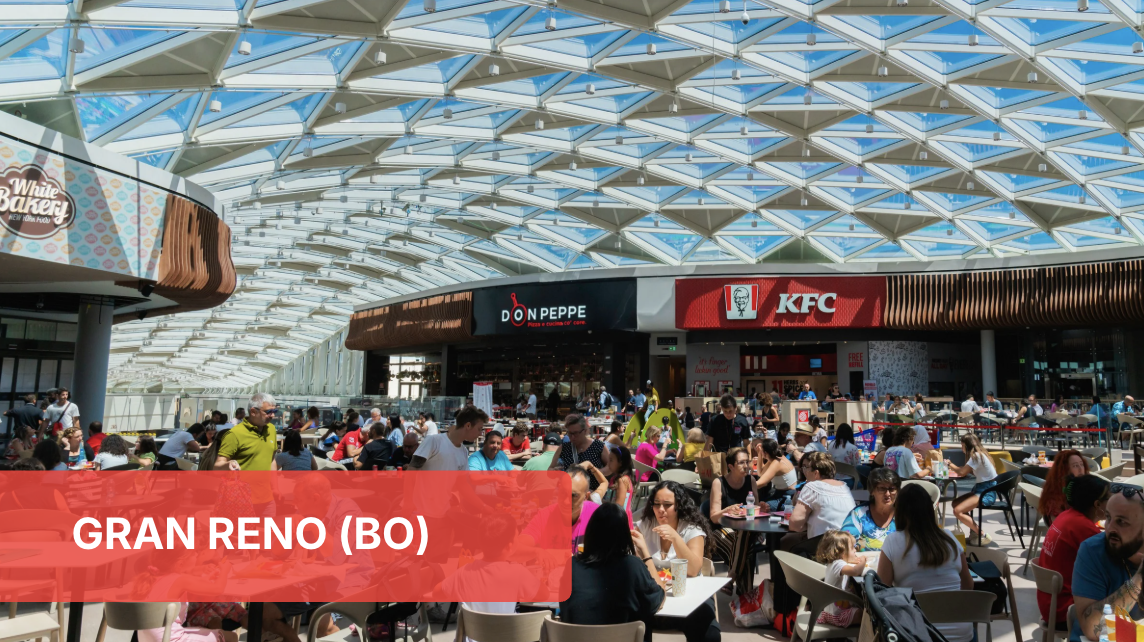 Area food Gran Reno (BO). Ristoranti e persone sedute. Food court, ristorazione, classifica top 30.