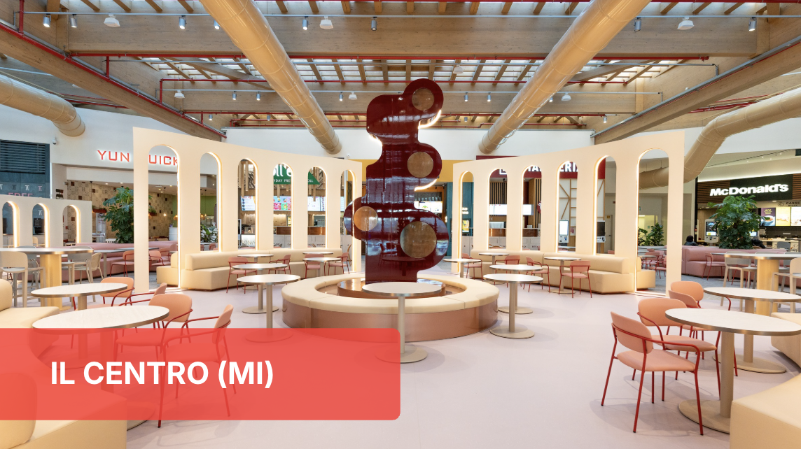 Food court Il Centro (MI): design moderno, tavoli e sedie rosa, scultura centrale. Top 30 Food Service Power List.
