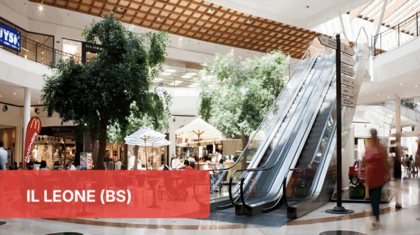 Food court Il Leone (BS): escalator, ristoranti e negozi.