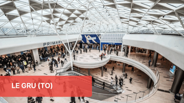 Food Court Le Gru (TO): interno affollato con negozi e persone.