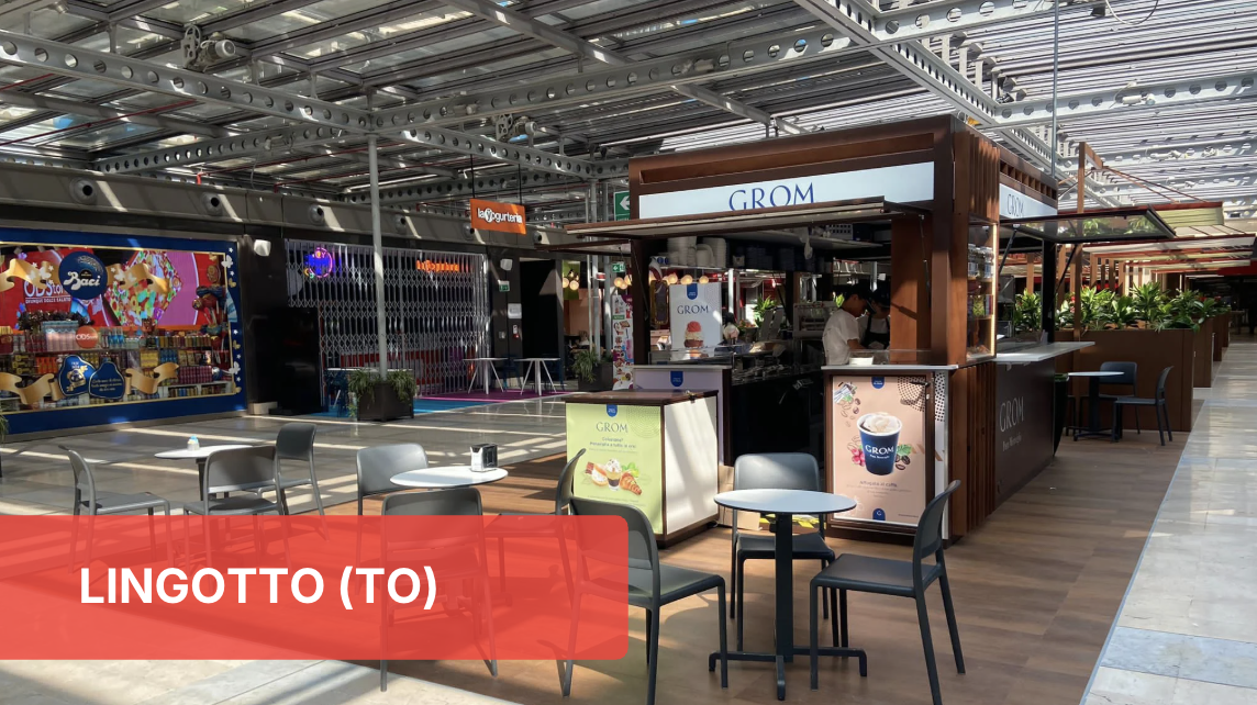 Area food court Lingotto (TO) con ristoranti e tavolini. Grom in evidenza.