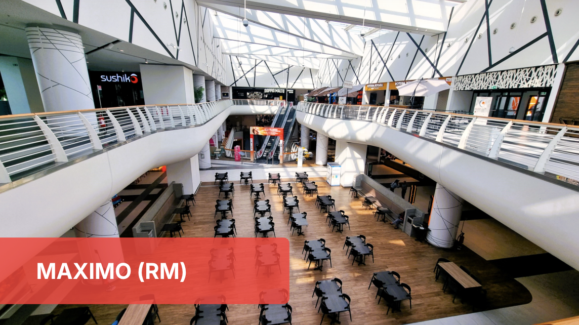 Food court Maximo (RM): tavoli e sedie in un centro commerciale moderno. Top 30 Food Service Power List.