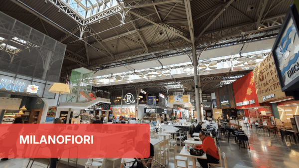 Food court MilanoFiori: ristoranti, tavoli e persone. Top 30 Food Service Power List.