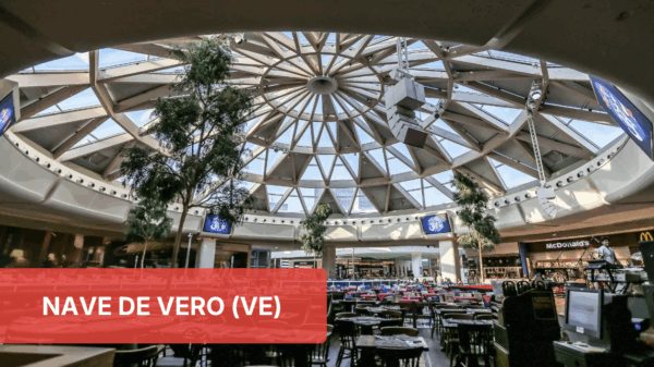 Food court Nave de Vero (VE): lista top 30. Interni del centro commerciale con cupola di vetro e ristoranti.