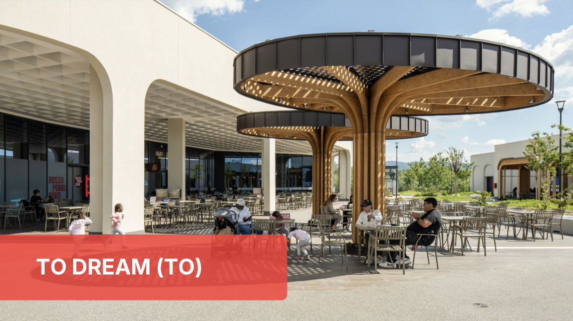 Food court moderna. Design esterno con tavoli e sedute. Power List Food Service: Top 30 aree ristorazione.