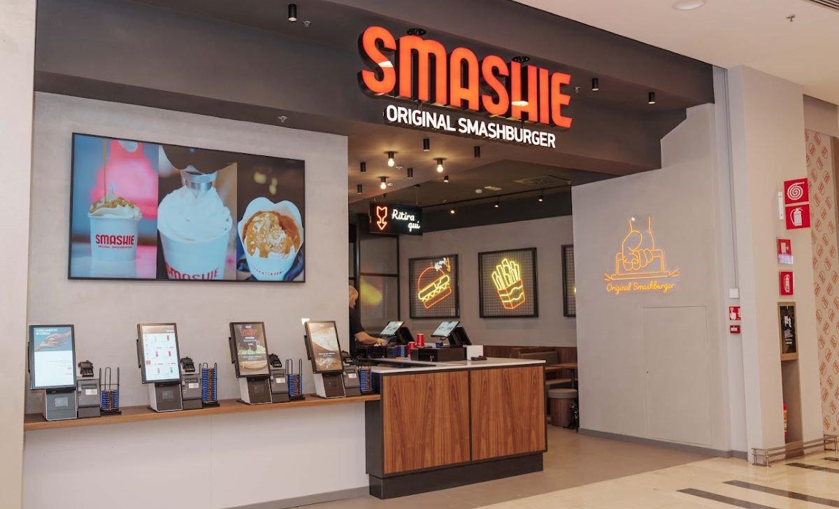 Ingresso Smashie Roma Est. Ristorante fast food con insegna Smashburger e chioschi digitali per ordinare hamburger.