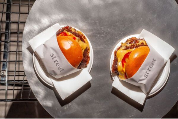 Due smash burger di Street Smash Burgers a Porta Venezia. Panini invitanti!