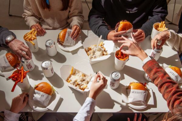 Street Smash Burgers a Porta Venezia: tavolo con smash burger, patatine e bevande.