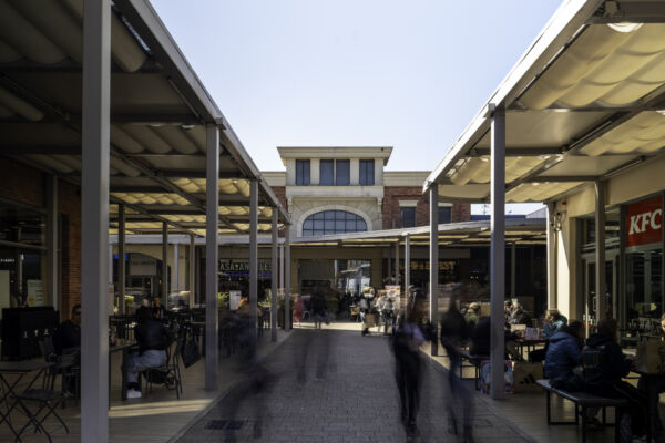 Food court Valmontone: persone, tavoli all'aperto, ristoranti. Top 30 Food Service Power List.