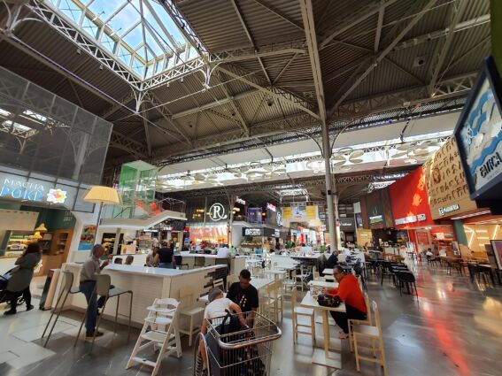 Area food court: ristoranti e persone sedute ai tavoli. Top 30 Food Service Power List.