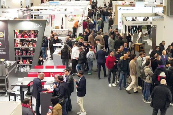 Folla a iMEAT 2026 BolognaFiere. Stand affollati, fiera professionale comparto carne.