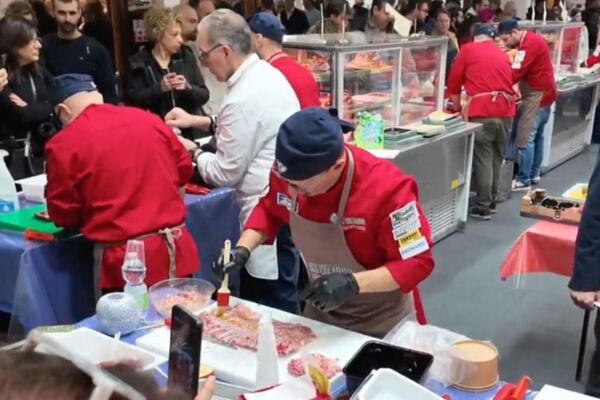 iMEAT: Campionato Federcarni. Macellai al lavoro, preparazione carne. Fiera professionale settore carne a BolognaFiere.