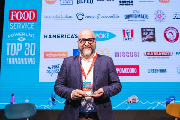 Food Service Powerlist: Top 30 Franchising. Premiato del settore food franchising con trofeo.