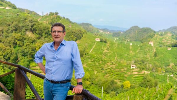 Franco Adami e colline del Prosecco Conegliano Valdobbiadene. Paesaggio vitivinicolo patrimonio UNESCO.