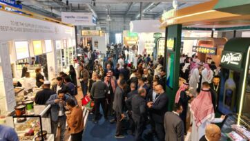 Folla all'Host Arabia a Riyadh. Stand espositivi e visitatori all'evento.