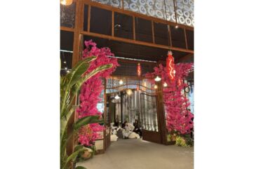 Design natura per spazi: ingresso con fiori rosa, ambiente immersivo e lussuoso.