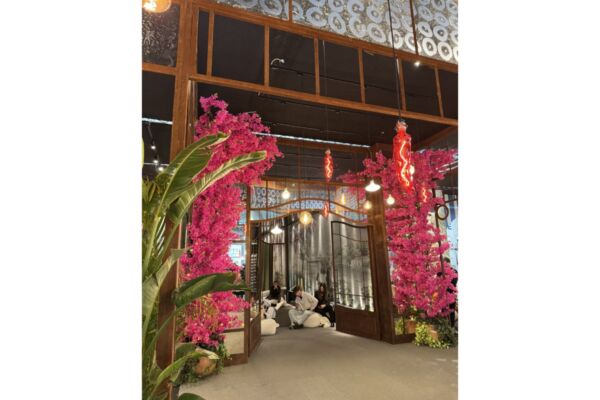 Design natura per spazi: ingresso con fiori rosa, ambiente immersivo e lussuoso.