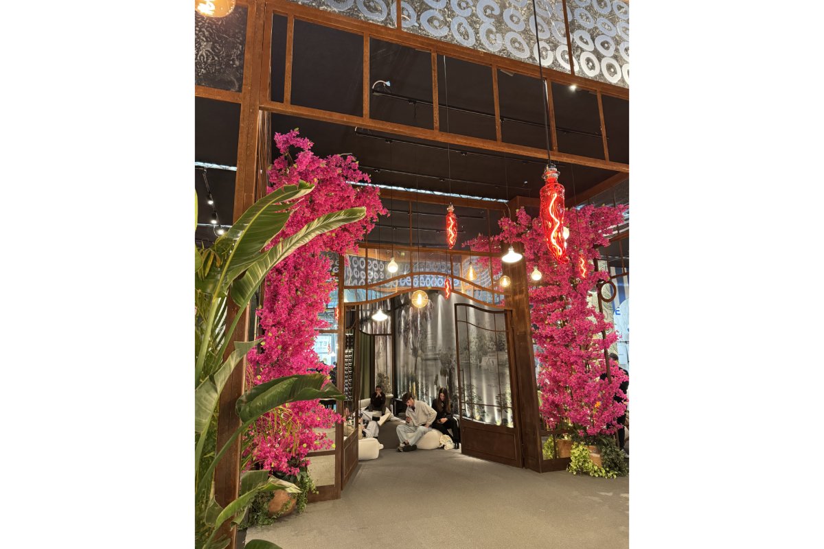 Design natura per spazi: ingresso con fiori rosa, ambiente immersivo e lussuoso.