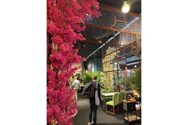 Ambiente immersivo con bougainvillea fucsia. Design natura per spazi commerciali e di lusso.