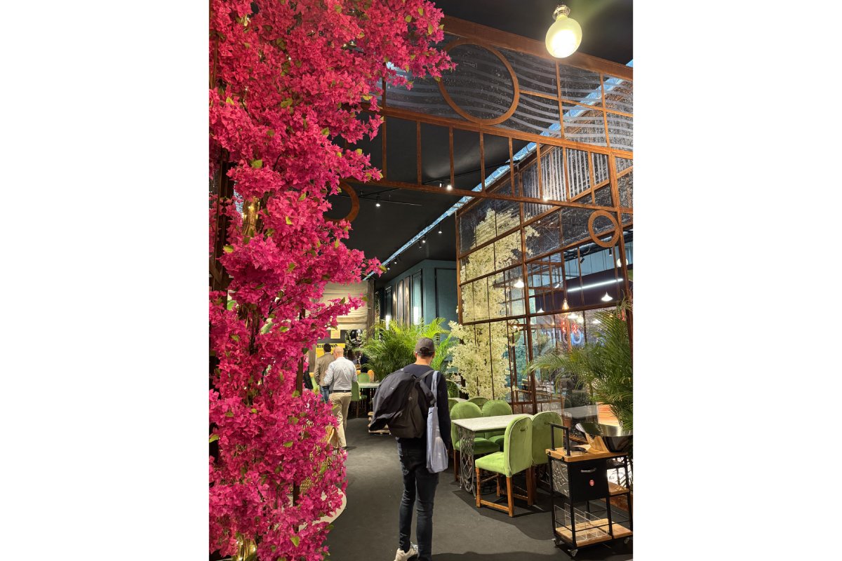 Ambiente immersivo con bougainvillea fucsia. Design natura per spazi commerciali e di lusso.