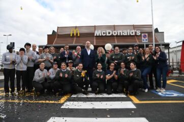 Inaugurazione McDonald's Verdello: team sorridente davanti al ristorante. Ottocentesimo McDonald's in Italia.