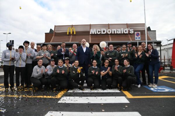 Inaugurazione McDonald's Verdello: team sorridente davanti al ristorante. Ottocentesimo McDonald's in Italia.