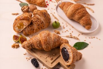Croissant assortiti con frutta fresca e secca. Delizie da forno per la colazione.