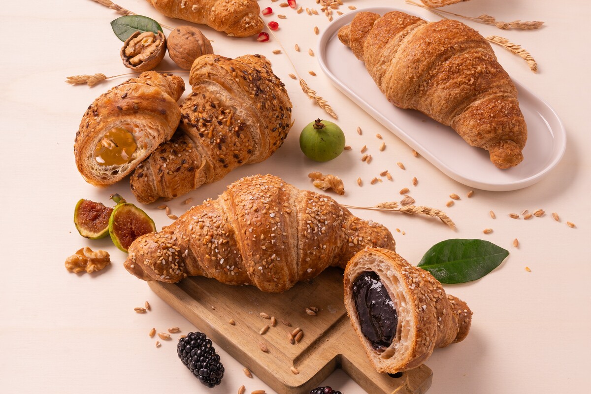 Croissant assortiti con frutta fresca e secca. Delizie da forno per la colazione.