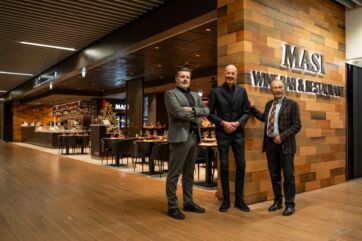 Nuova apertura Masi Wine Bar & Restaurant all'Aeroporto Valerio Catullo di Verona. Ristorante, vino, persone.