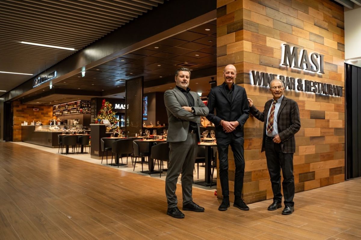 Nuova apertura Masi Wine Bar & Restaurant all'Aeroporto Valerio Catullo di Verona. Ristorante, vino, persone.