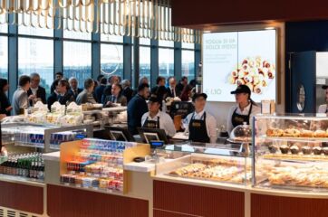 Motta Milano 1928 all'aeroporto di Bergamo Orio al Serio. Bar duty-free con personale e dolci in vetrina.