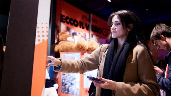 Ragazza al nuovo store O'Tacos Milano. Inaugurazione, tacos francesi, fast food.