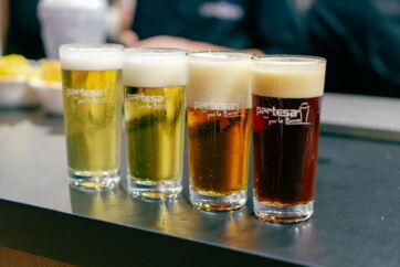 Birre artigianali Partesa: lager, ambrata, scura. Degustazione birre italiane premium per le feste 2025.