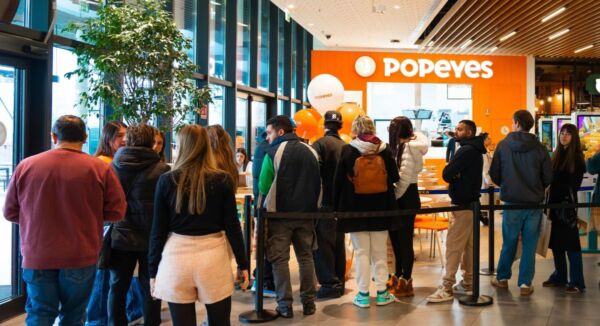 Fila al Popeyes di Brescia. Inaugurazione ristorante pollo fritto, Elnos Shopping.
