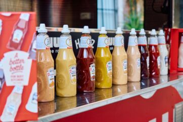 Nuova Chef's Bottle Heinz: salse e condimenti in fila. Maionese, ketchup, senape e altre salse Heinz.