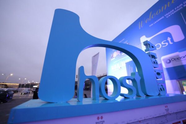 Host Arabia a Riyadh: logo blu evento fieristico per hotellerie, ristorazione e catering.