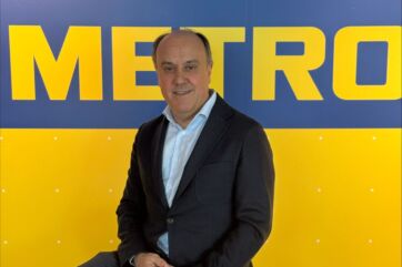 Martinez Fontano, METRO Italia. Manager sorride davanti al logo METRO.