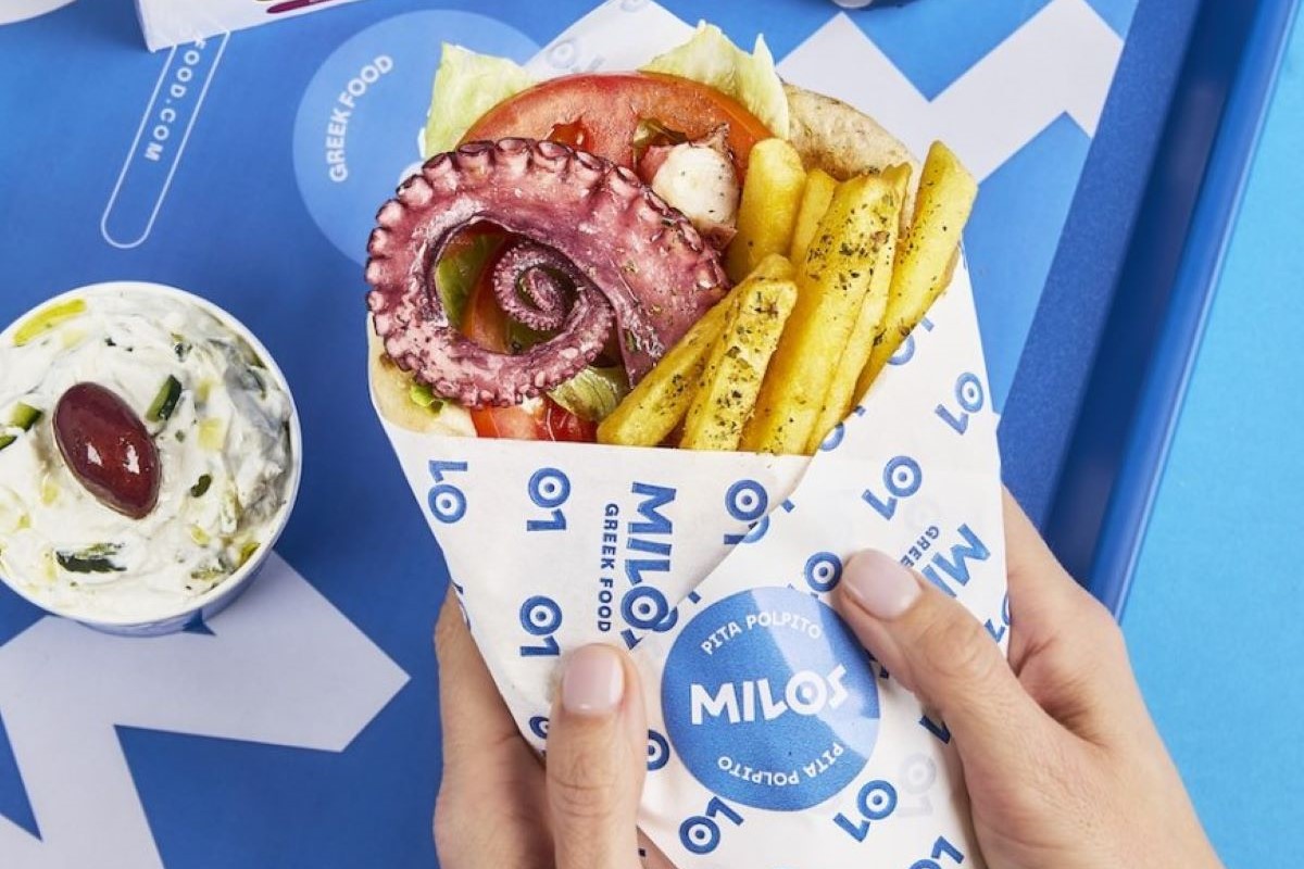 Pita greca con polpo e patatine fritte da Milos, cucina greca a Milano.