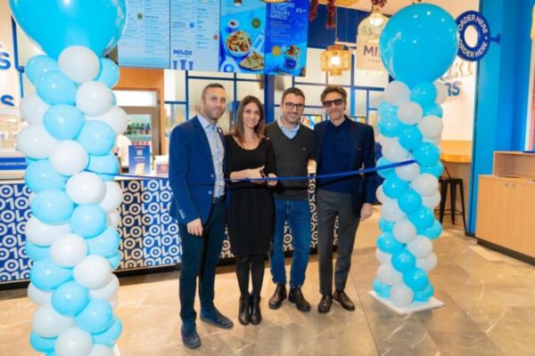Inaugurazione Milos Milano: cucina greca fast casual. Taglio del nastro con palloncini azzurri e bianchi.