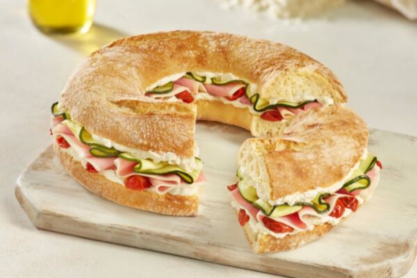 Panino Pizzaut farcito con prosciutto, zucchine e pomodorini. Bozza automatica.