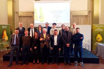Gruppo di persone alla presentazione della Pera dell'Emilia-Romagna. Focus sull'horeca e prodotti tipici regionali.