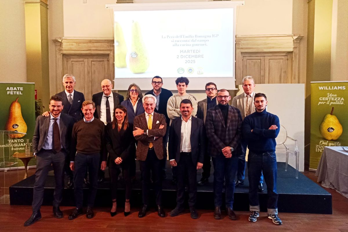 Gruppo di persone alla presentazione della Pera dell'Emilia-Romagna. Focus sull'horeca e prodotti tipici regionali.