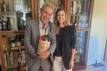 Distribuzione Don Papa in Italia: uomo e donna con bottiglia di rum. Rinaldi 1957, Diageo.
